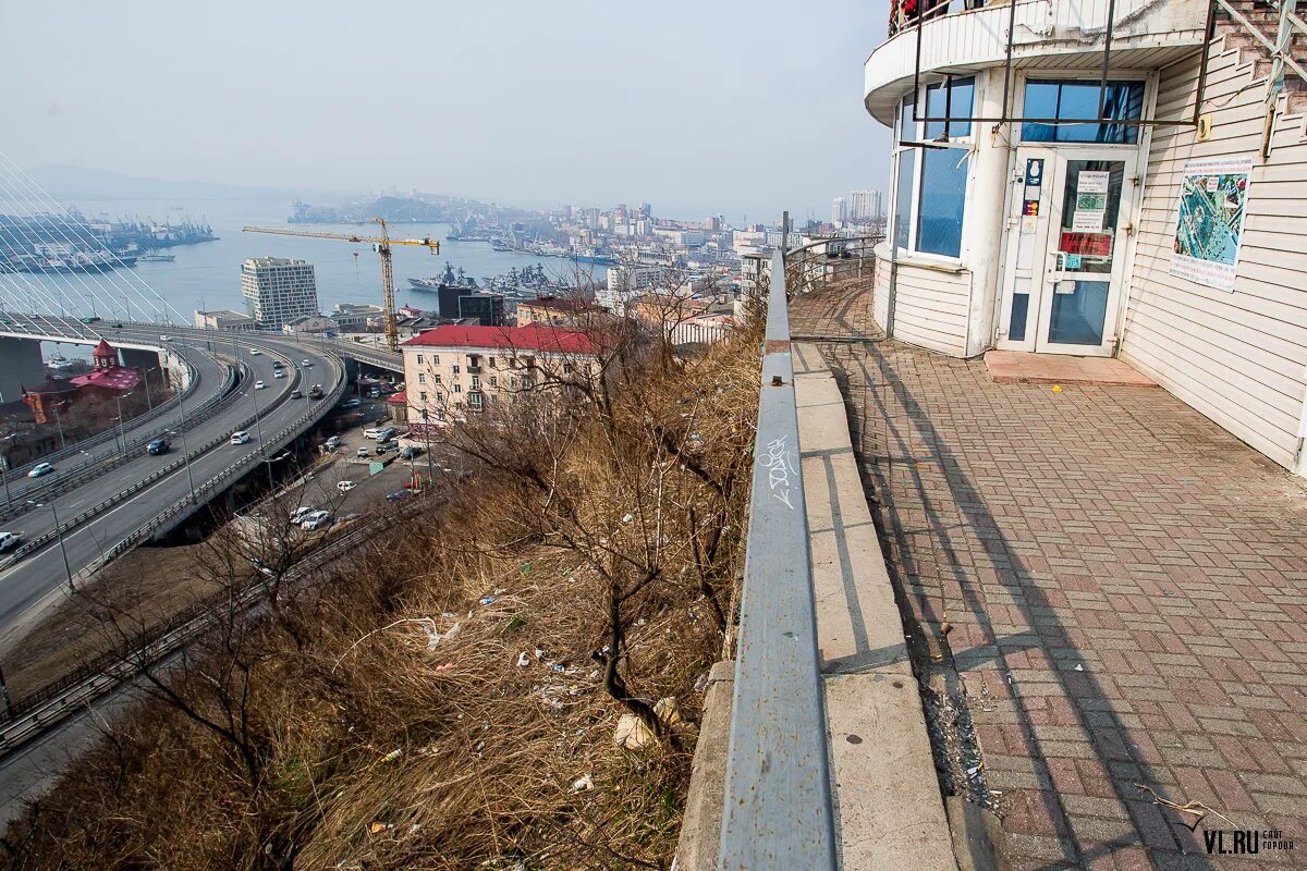 Смотровая площадка владивосток. Орлиное гнездо Владивосток смотровая. Сопка Орлиное гнездо Владивосток. Видовая площадка Орлиное гнездо Владивосток. Владивосток достопримечательности Орлиное гнездо.