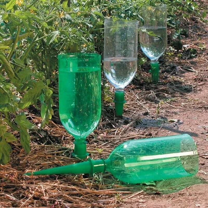 Огород в воде что делать. Капельный полив с бутылки 1.5. пластиковые бутылки для полива огорода. капельный полив пластиковыми бутылками. пластиковая бутылка для полива на даче.
