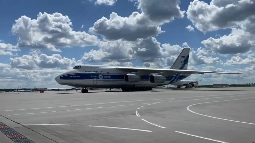 Почему самолет недвижимое. АН 124 В Шереметьево. Новейший самолет. АН-124 Шереметьево фото. Машина из самолета.