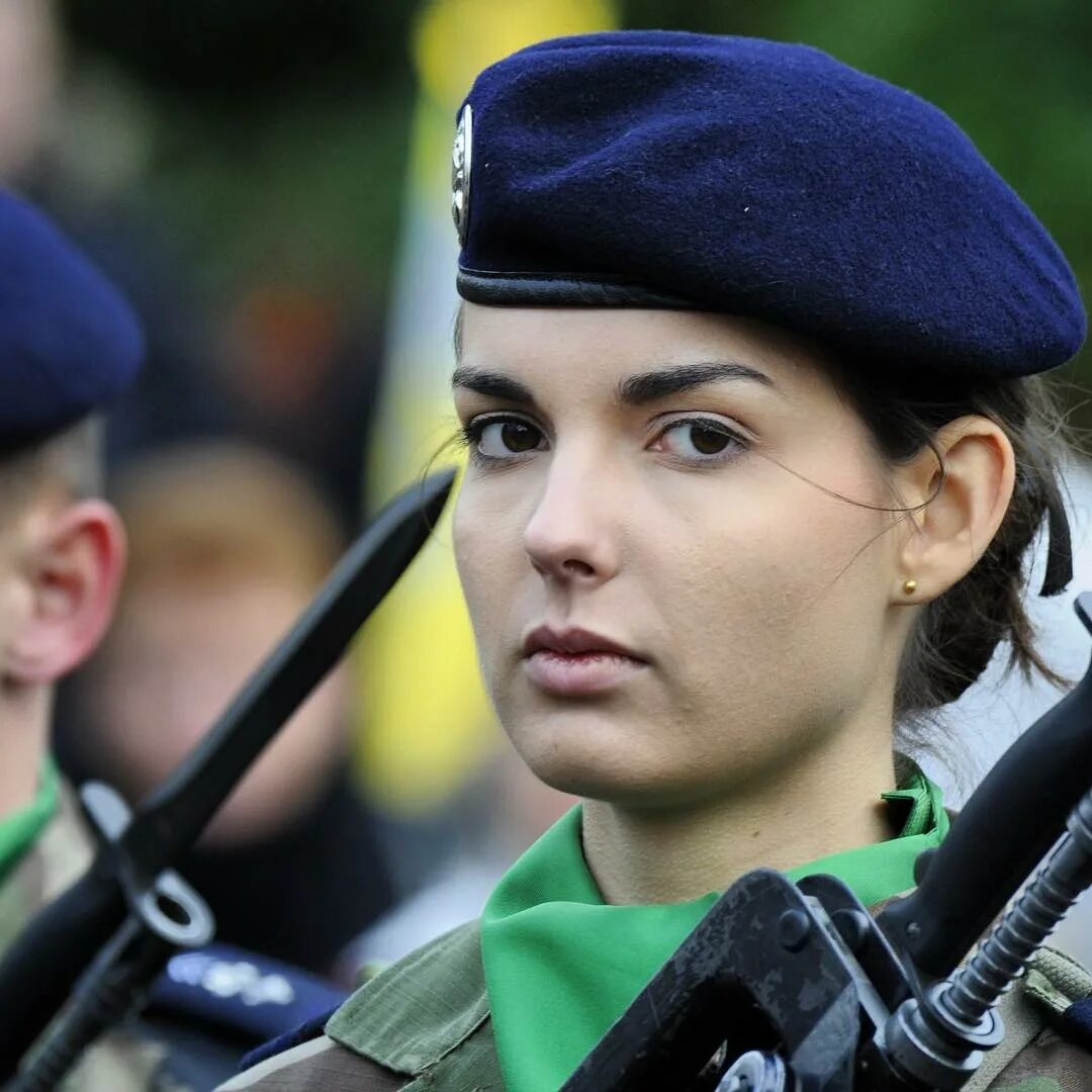 Армейская женщина. Девушки военные. Женщины военнослужащие. Женщины солдаты Франции. Французские девушки военные.