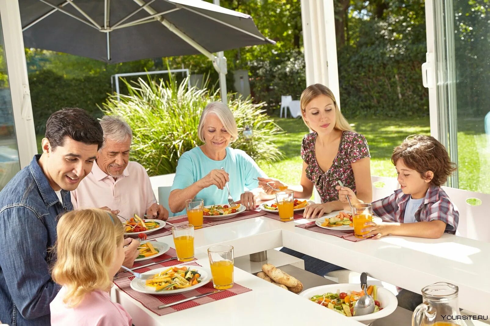 Семья за праздничным столом. Большая семья за столом в саду. Семейное застолье. Семья обед.