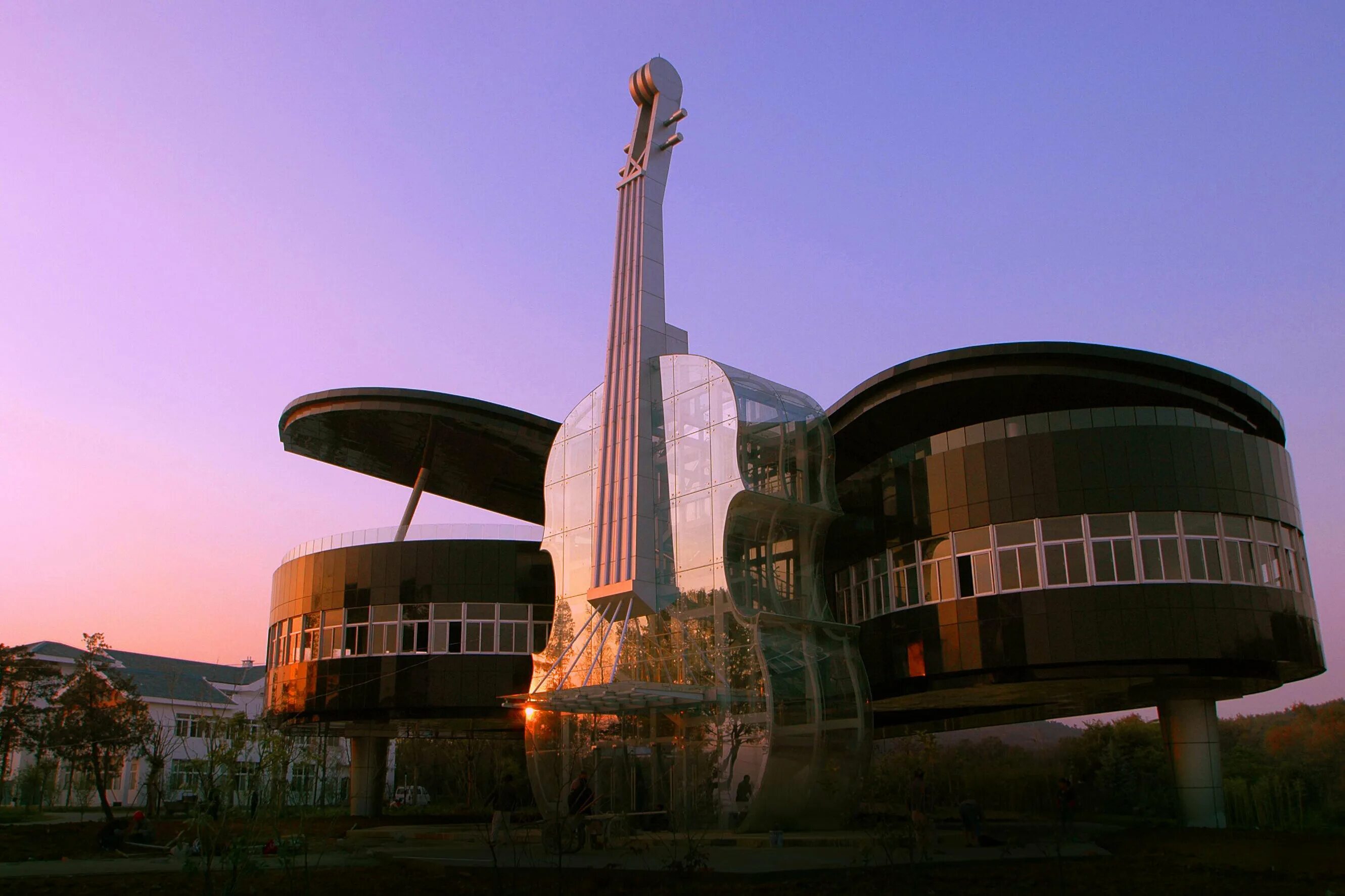 Музыкальные инструменты композиция. Музыкальный дом. Необычные музыкальные инструменты. Город музыкальных инструментов. Сказочные инструменты.