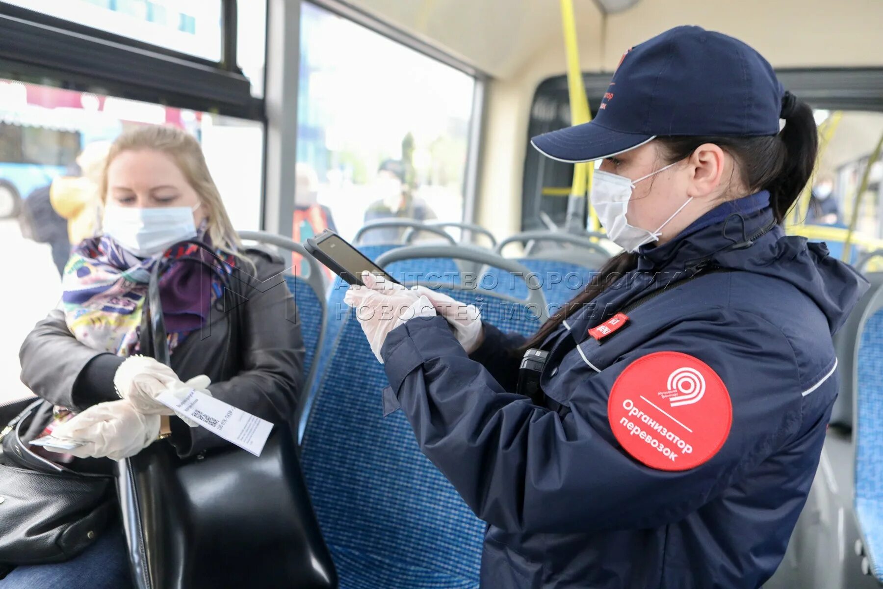 Перчатки в общественном транспорте. Контролер общественного транспорта. Маска перчатки в транспорте. Контролеры ГКУ.