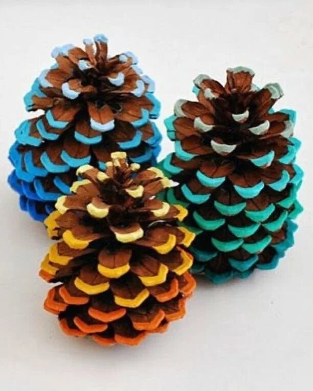 Раскрашенные шишки. Новогодняя поделка из крашеных шишек. Раскрашенные шишки. Как разукрасить шишки. Поделки из крашеных шишек.