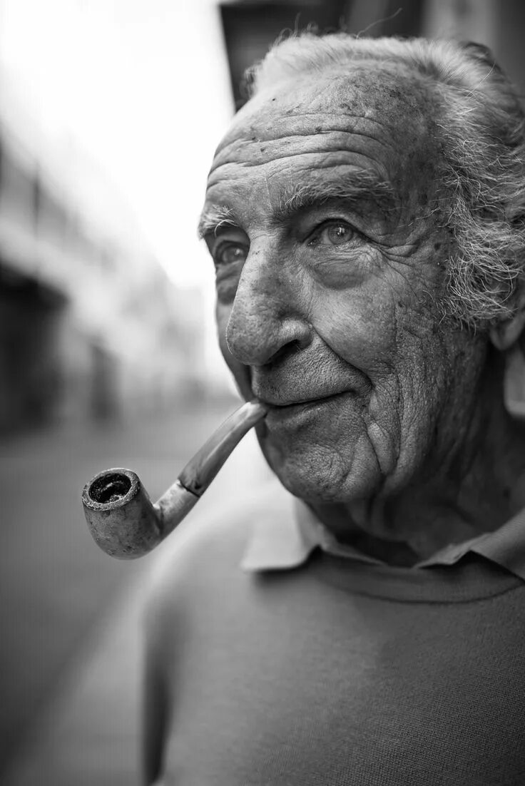 His pipes. Курильщик трубки. Человек с курительной трубкой. Знаменитости с курительной трубкой. Трубка для курения.