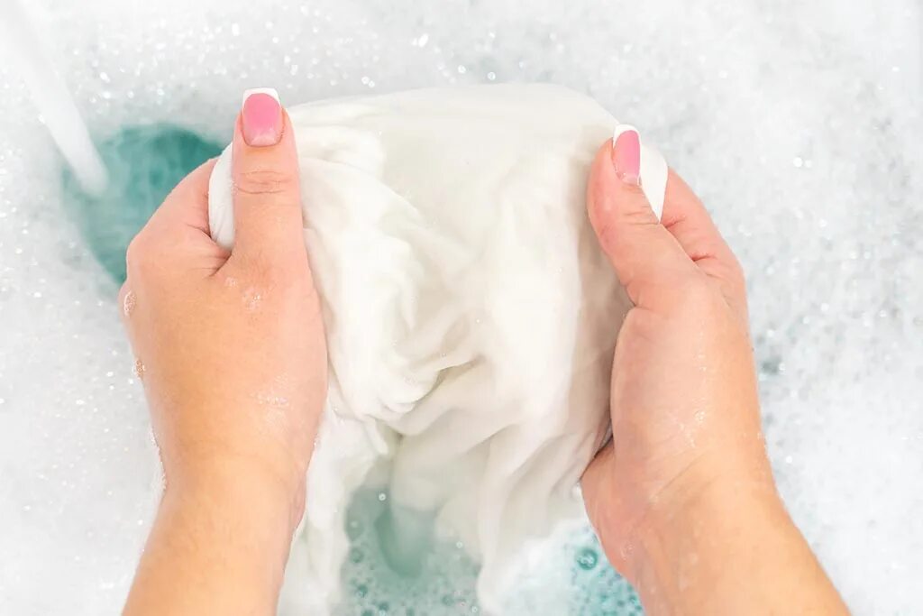 Wash up kitchen sink. Washing plates. Мытье рук. Мыльные губки для мытья кастрюль. Стирка белья.