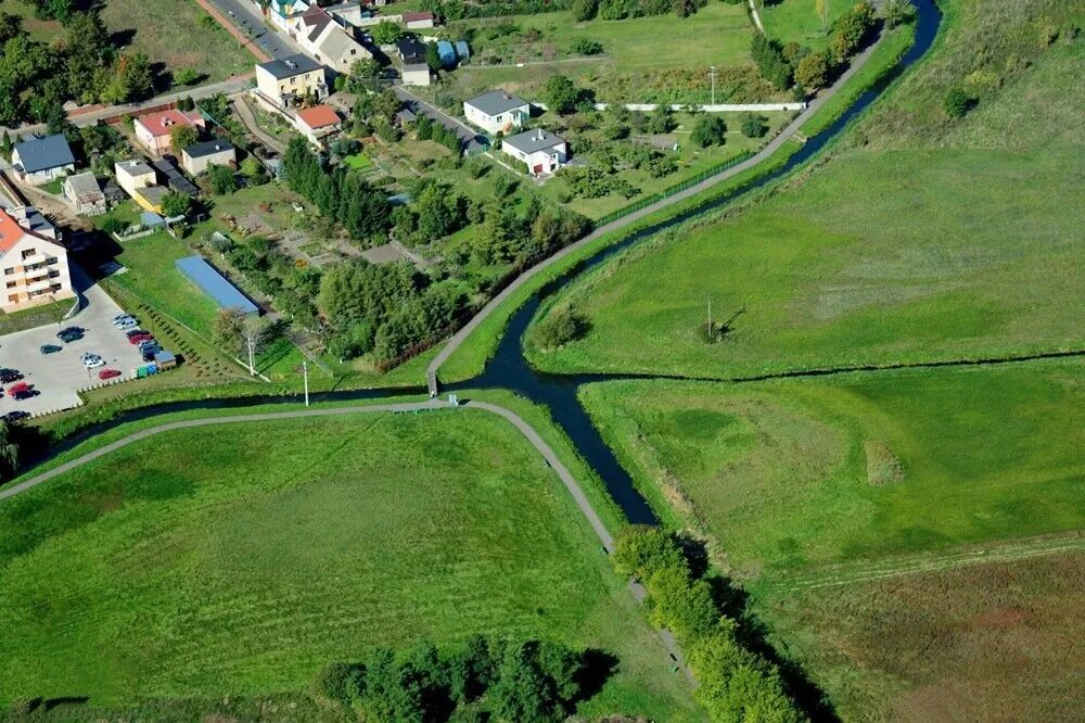 Река под прямым углом. Реки в Польше Велна и Нельба. Реки Велна и Нельба в Польше пересекаются. Две реки — Велна и Нельба. Реки Нельба и Велна город Вонгровец.