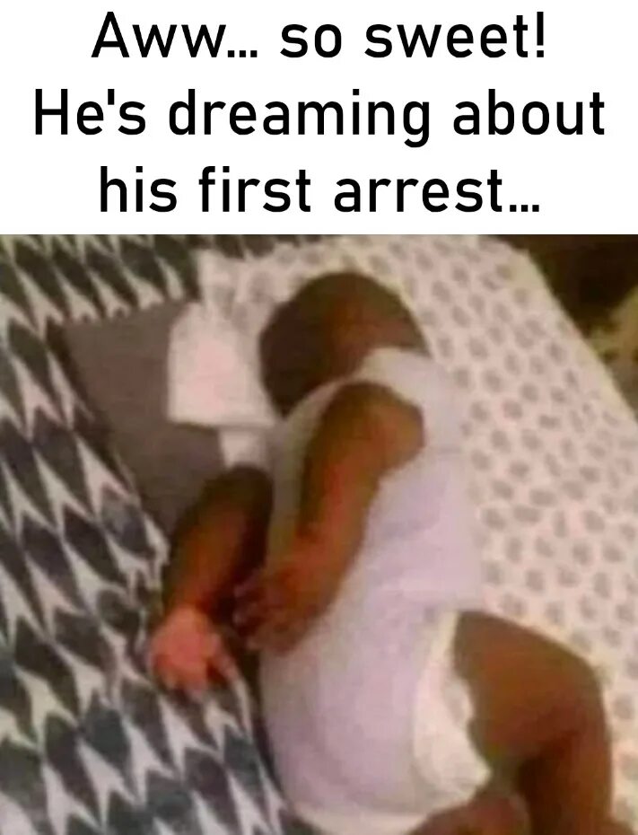 Что видим мы что видят дети. Негру снится первый арест. Ему снится его первый арест. Малышу негру снится его первый арест. Ребенок негр Мем.