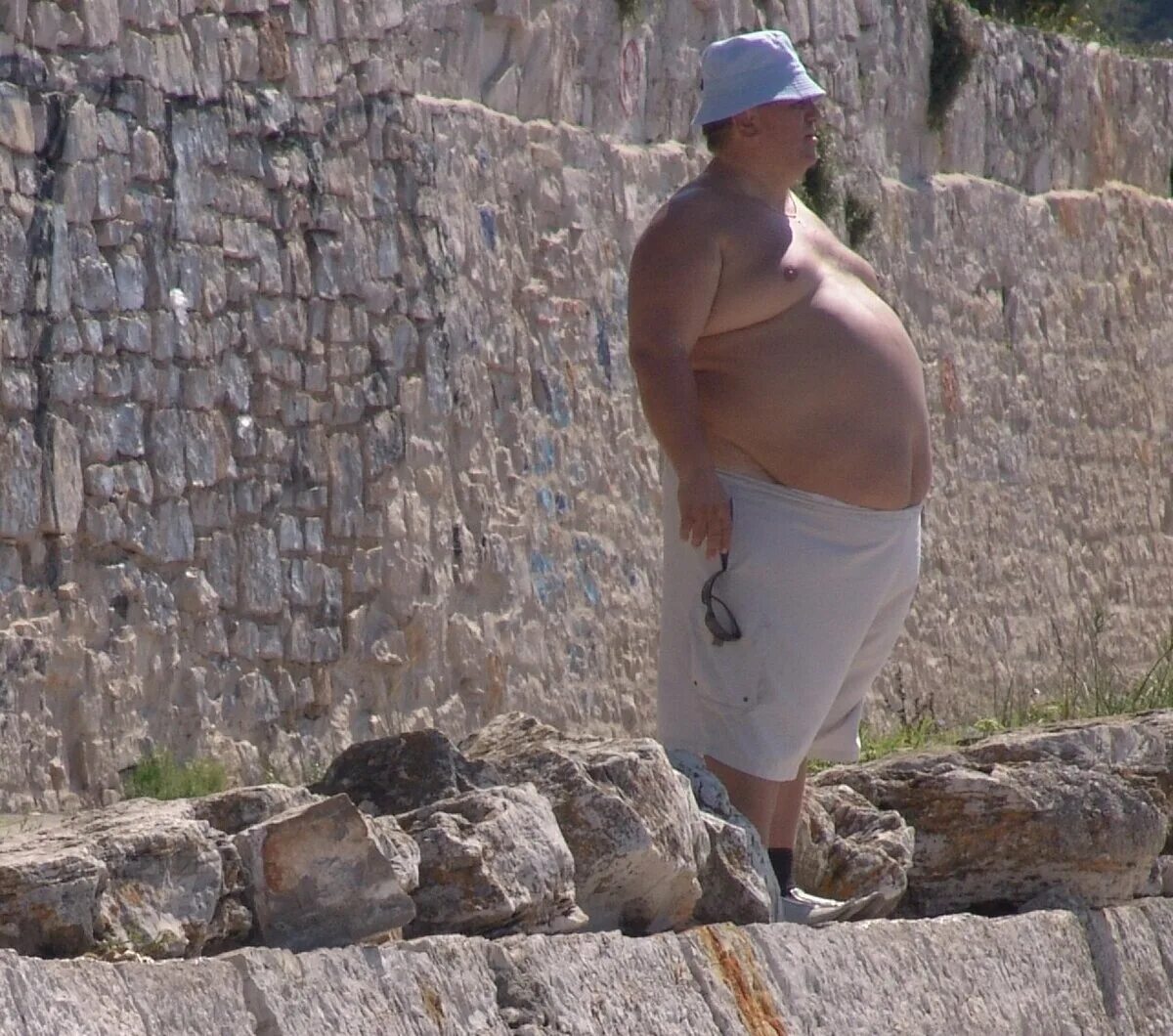 Мужчина толстый москва. Толстый мужик в Панаме. Жирные туристы. Жирный Строитель.
