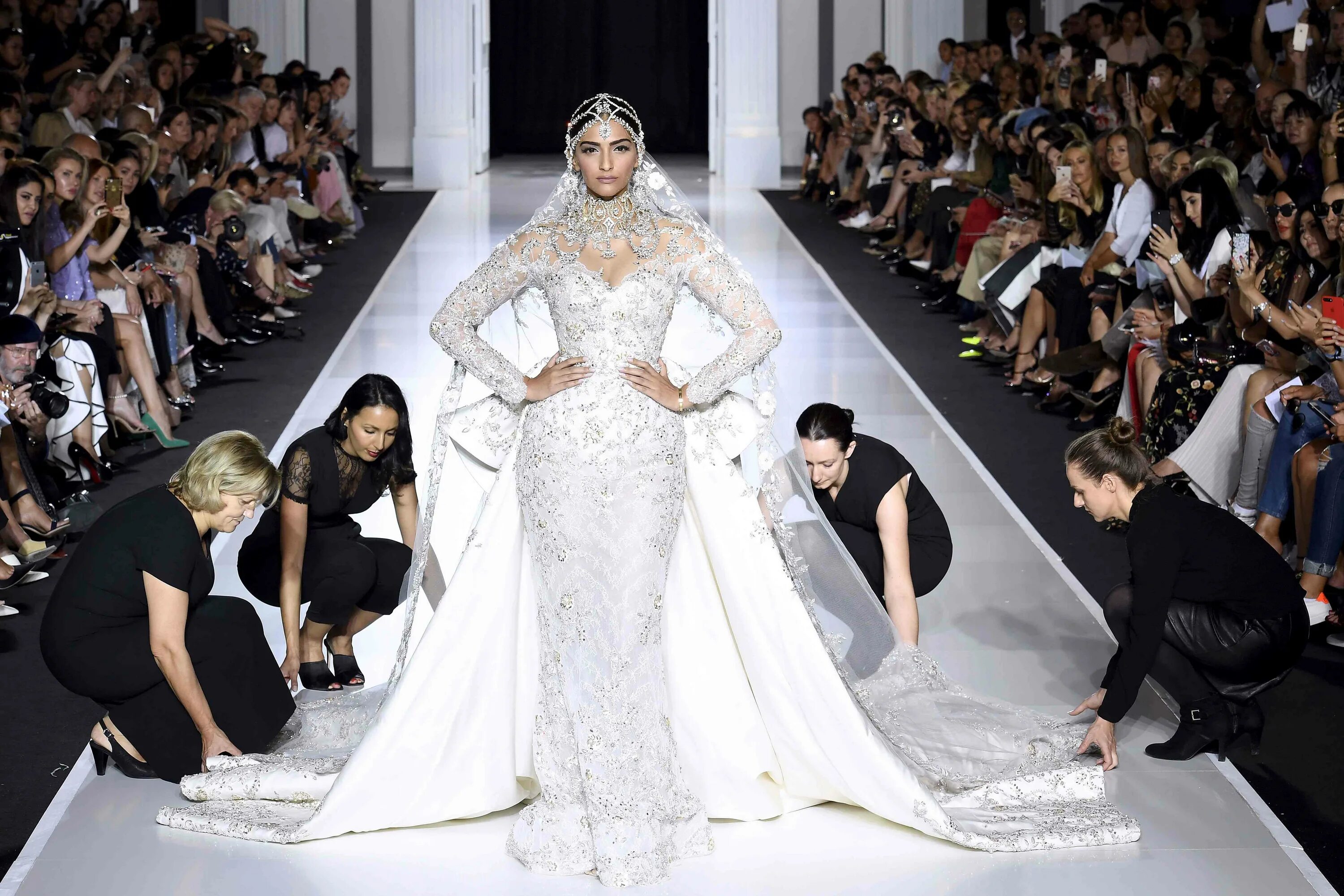 Высокие подиумы. Ralph Russo платья. Ральф и Руссо коллекция. Ralph and Russo Haute Couture 2023. Ralph Russo Couture 2022.