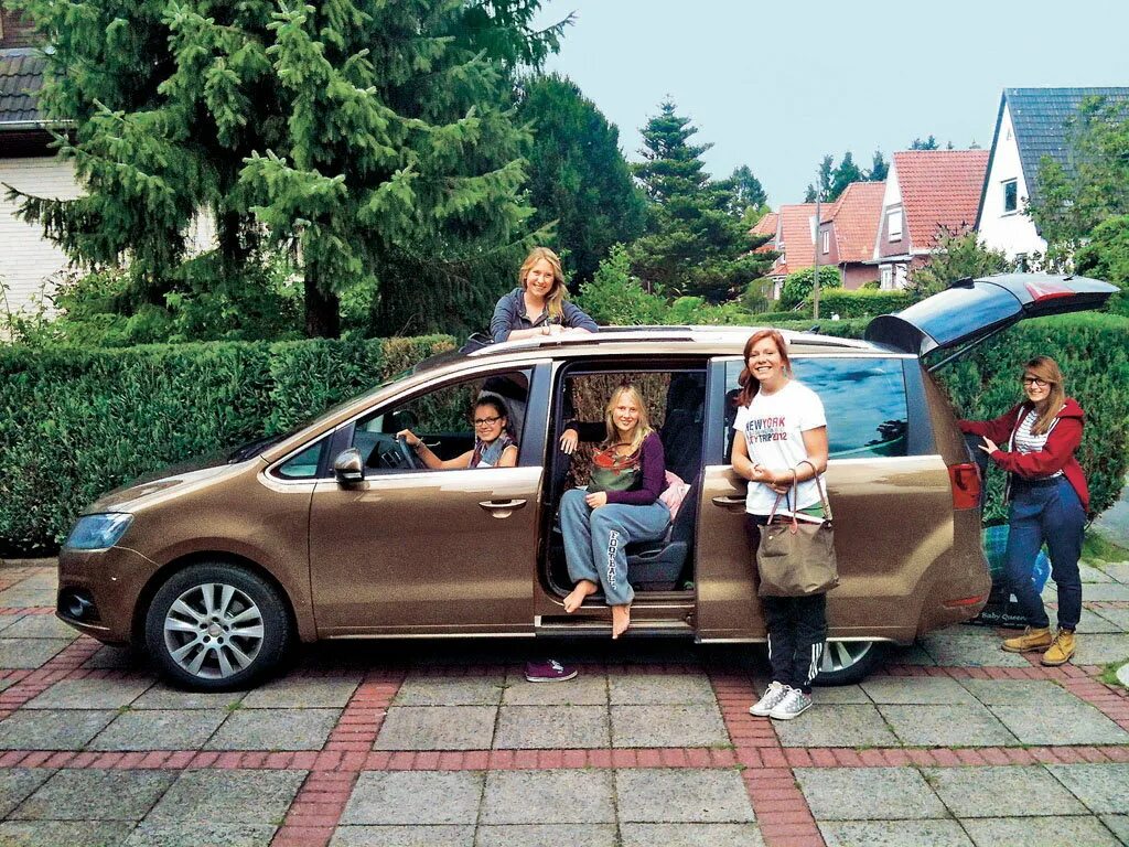 Семейная машина. Опель зафира 7 мест. Opel zafira семиместный. Opel zafira tourer 2012. Автомобиль для многодетных.