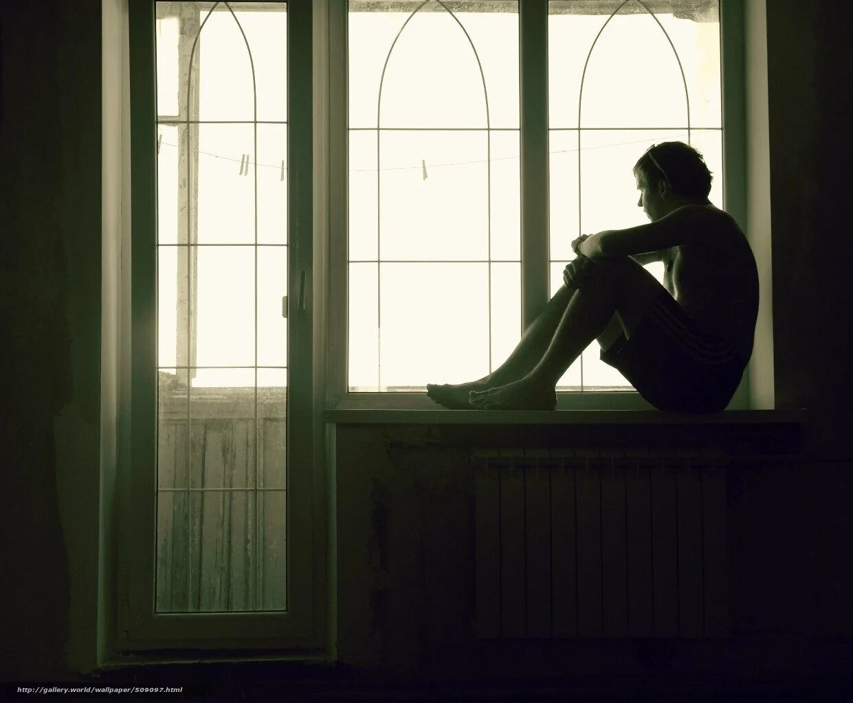 Одинокий парень. Одно окно. Мужчина грустит у окна. Одиночество в доме. Мужчина без настроения