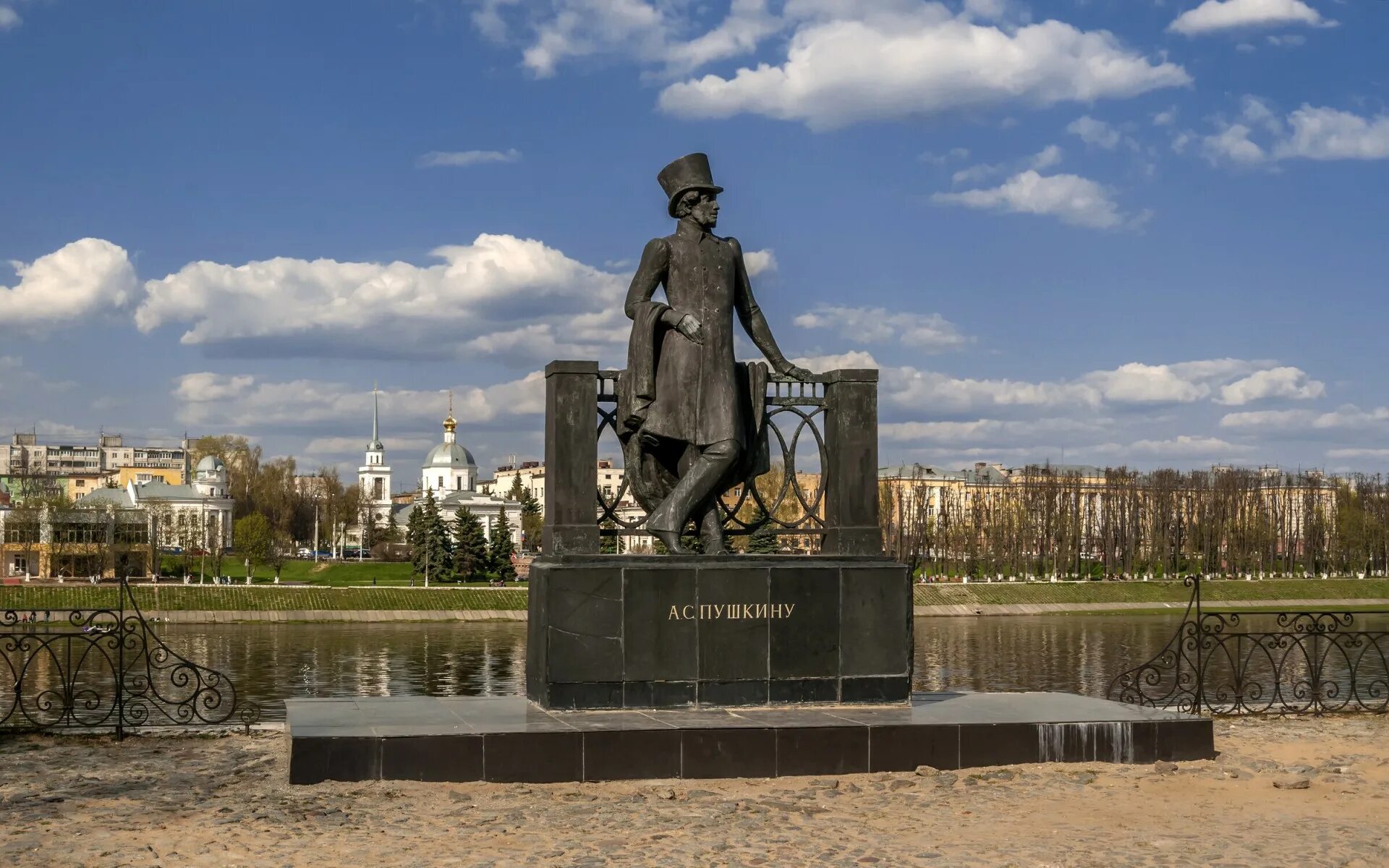 Памятник другое название. Памятник Пушкина в Твери. Памятник Пушкину в Твери на набережной. Статуя Пушкина Тверь. Памятник Александру Сергеевичу Пушкину в Твери.