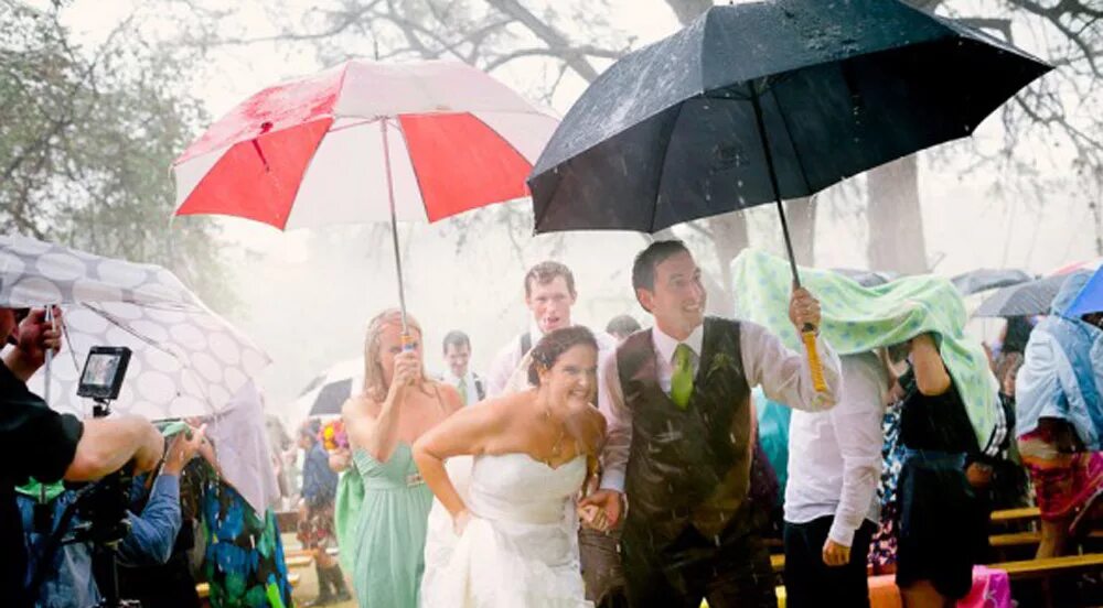 Церемония под. Свадьба в пасмурный день. Выездная церемония в дождь. Свадьба под открытым небом. Свадебная фотосессия в дождь.