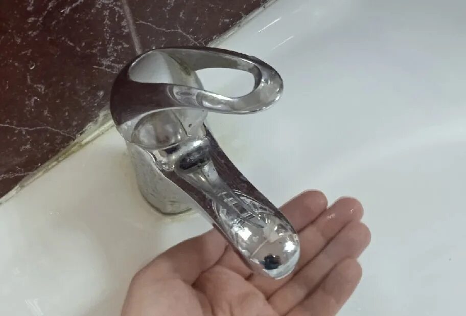 Горячая вода в стакане. Отключение водоснабжения. Запастись водой. Вода левый берег отключили. Вода левый берег отключили.