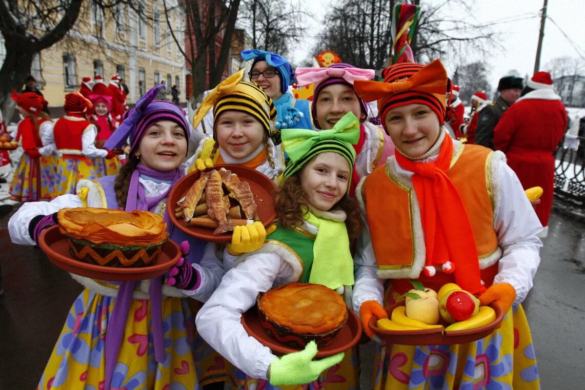 Провожаем масленицу картинки. Праздничные гуляния на Масленицу. Масленица в России. Празднование Масленицы. Масленичные гуляния блины.