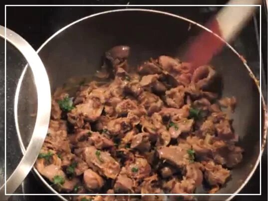 Как варить желудки. Куриные желудочки тушеные с гречкой. куриные желудки в пароварке. жареные пупочки на сковороде. рецепт куриных желудков на сковороде мягкие.
