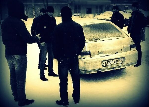 Обнял по братски картинки. В чем сила брат. Бмв скинемся по братски. По братски на машине. По братски на машине.