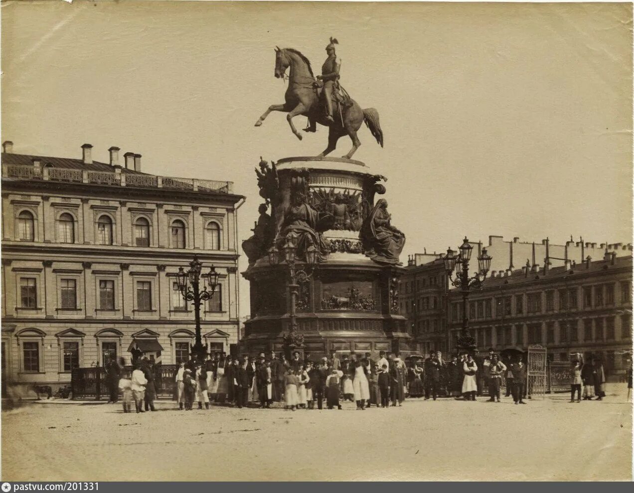 Памятник николаю 1 скульптор. Спб памятник николаю 1 на исаакиевской площади. николай 1 исаакиевская площадь. исаакиевская площадь памятник николаю. памятник императору николаю 1 в санкт-петербурге.
