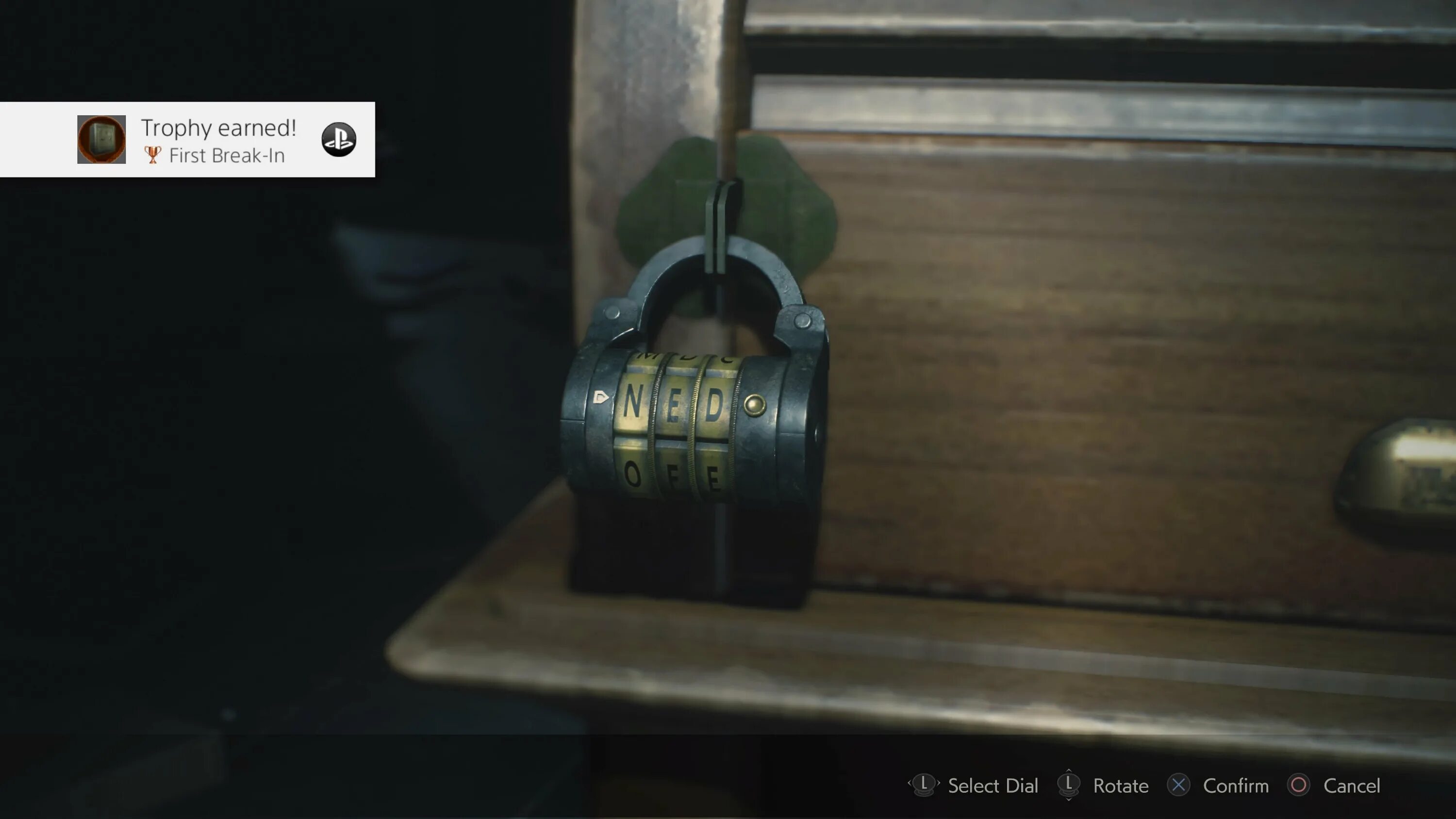Resident evil 2 сейф в комнате. Resident evil 2 ключ от шкафчика. коды от замков resident evil 2. замочки с именами resident evil 2. кот на зомке в резидент ивел 2.