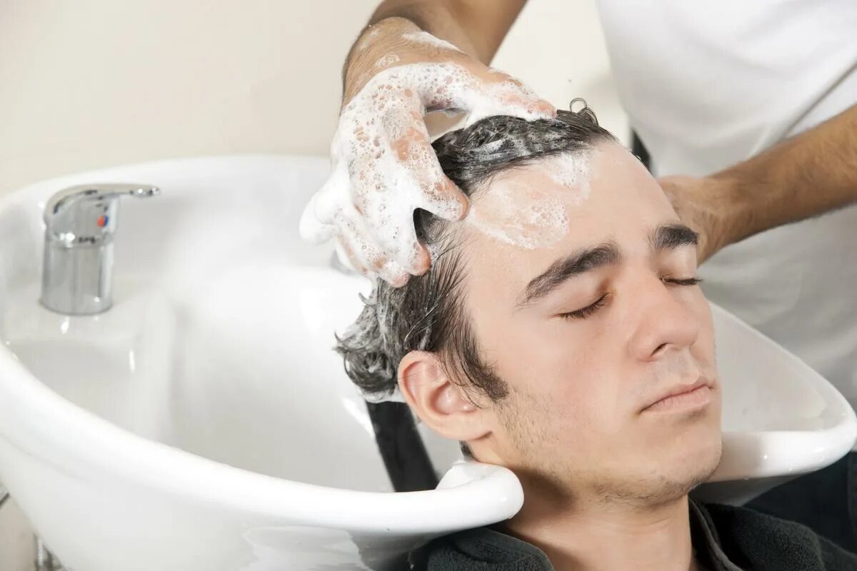 Wash голова. Уход за волосами для мужчин. Men hair washing. Брызги волосами мужчина. Голова wash