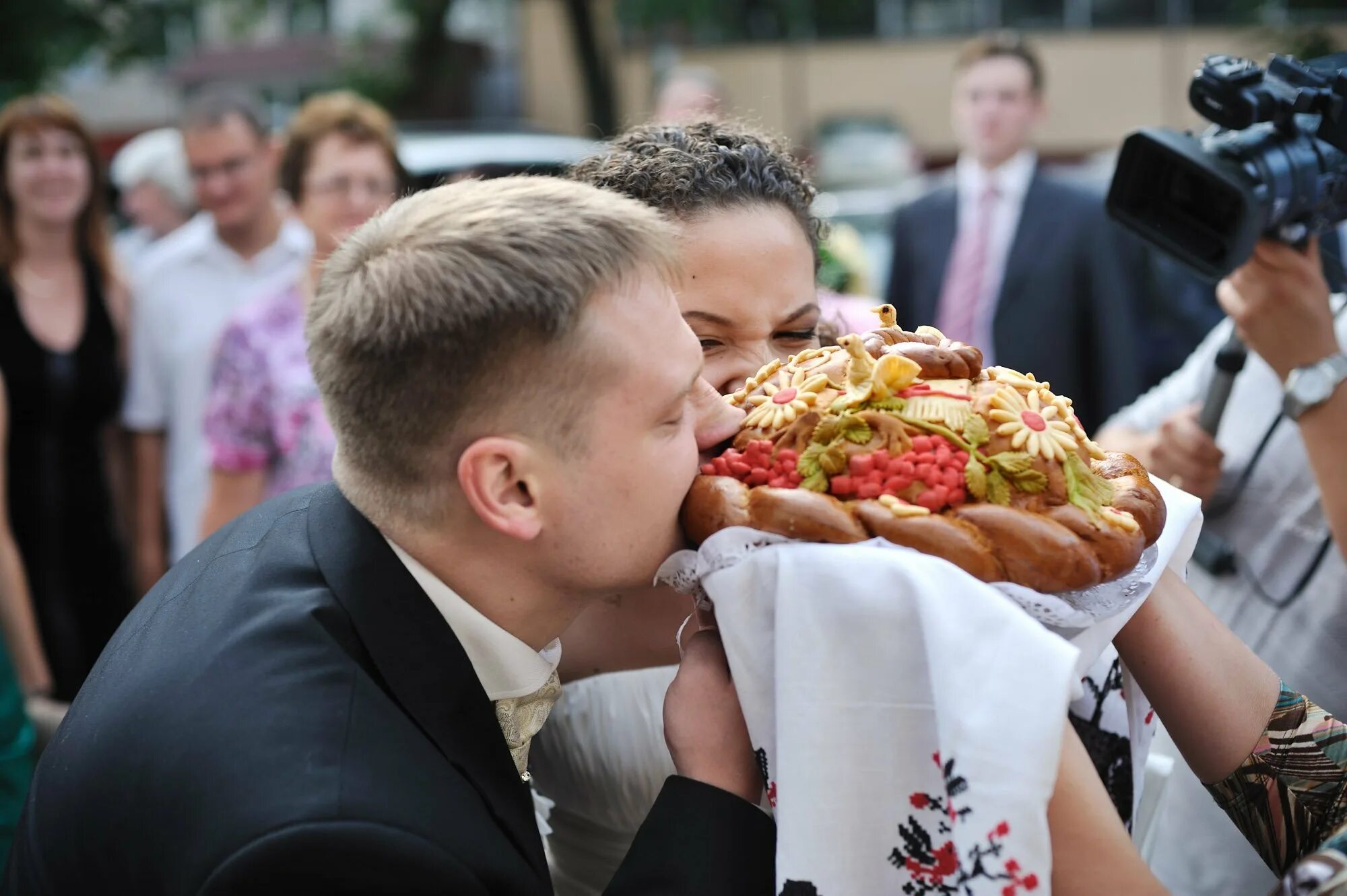 Встреча молодоженов с караваем на свадьбе. Вместо каравая на свадьбе. альтернатива караваю на свадьбе современная. багет с икрой на свадьбу вместо каравая. клубника на свадьбе вместо каравая.
