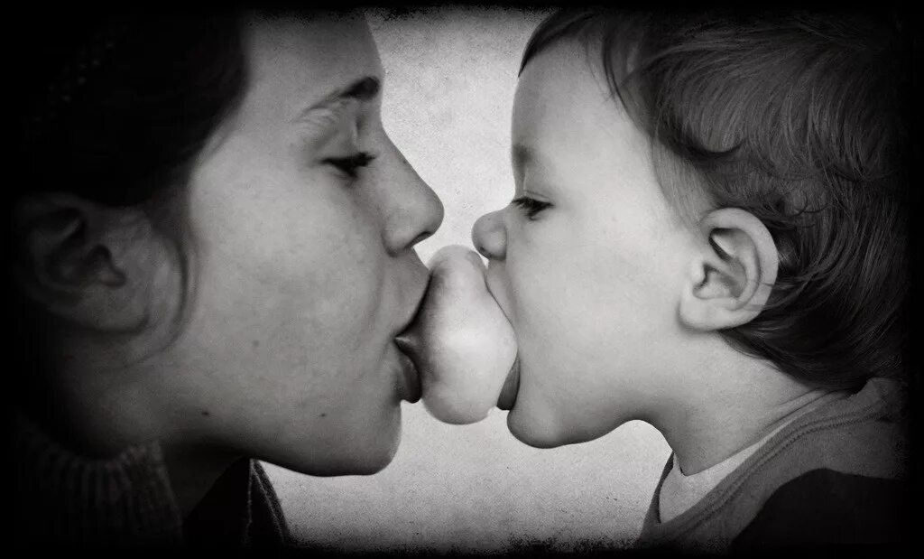 Дети поцелуй с языком. Детский поцелуй в губы с мамой. Поцелуй матери и ребёнка с языком. Дети поцелуй с языком в губы. Suck son dick