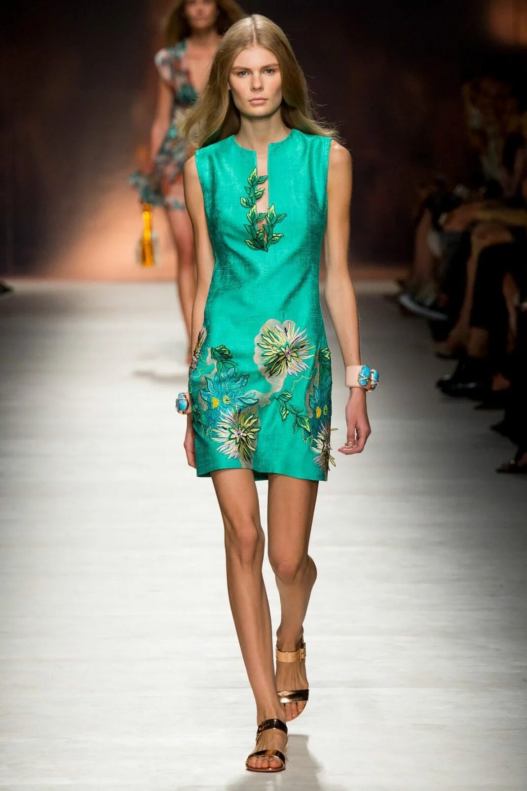 Стильные яркие образы. Коллекция москино лето 2020. Харадзюку улица в токио. Дольгабана. Покажи самую модную.