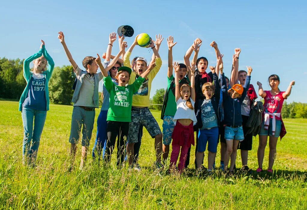 Child camping. Монтана лагерь. Детский лагерь. Детские летние лагеря. Детские Загородные лагеря.