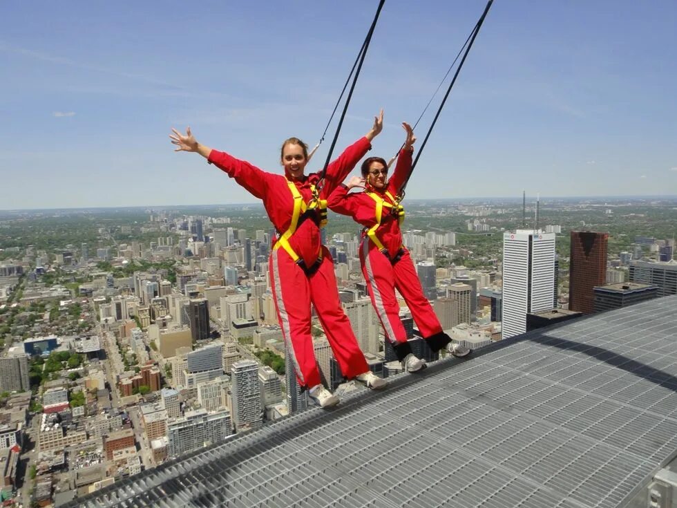 Аттракцион EDGEWALK В Торонто. Самые экстремальные развлечения. Экстремальные аттракционы. Си-эн Тауэр.