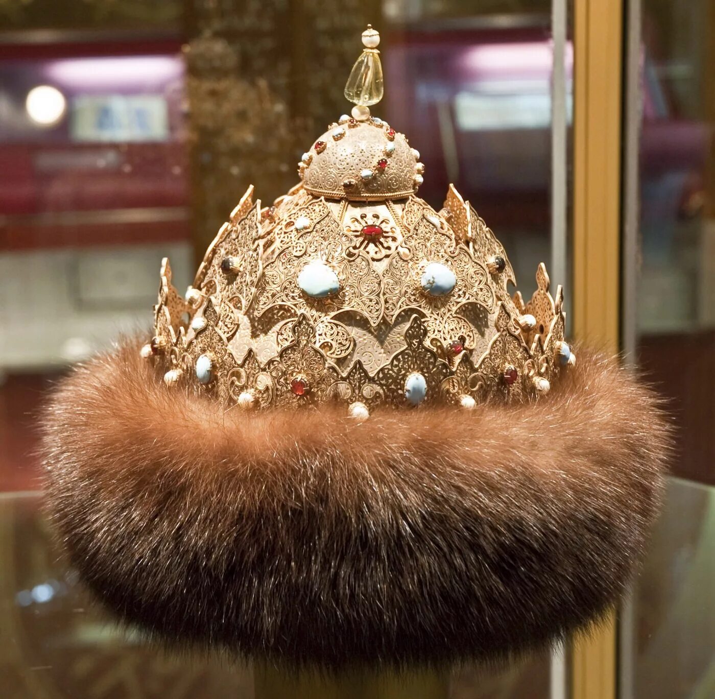 Шапка мономаха самый. Шапка казанская корона ивана грозного. казанская шапка в оружейной палате. оружейная палата казанская шапка ивана грозного. корона ивана грозного оружейная палата.