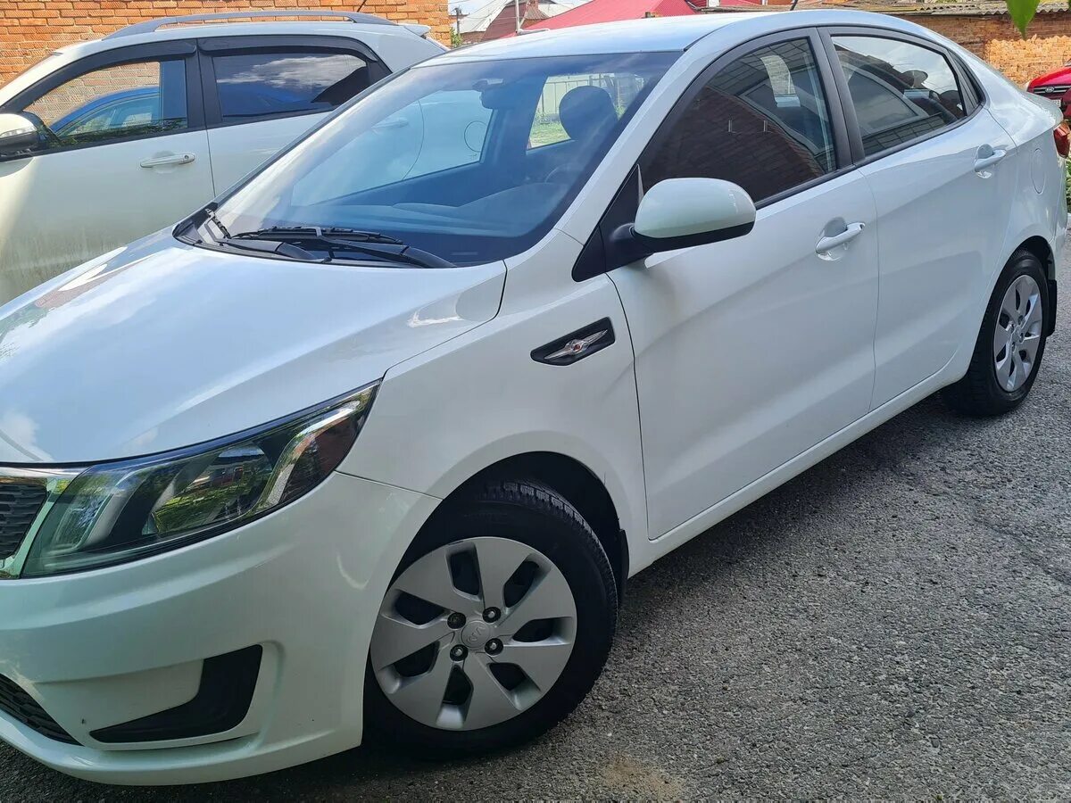 Купить б/у Kia Rio III 1.4 AT (107 л.с.) бензин автомат в Краснодаре: красный Ки