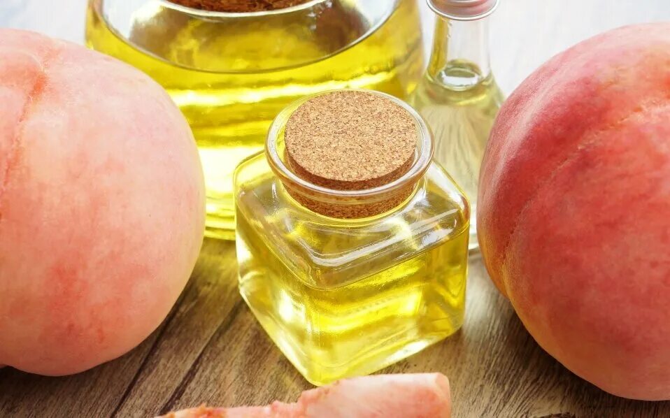 Косметическое персиковое масло можно ли. Персиковое масло. Масло персиковых косточек. Масло персиковых косточек для лица. Масло косточки персика для лица.