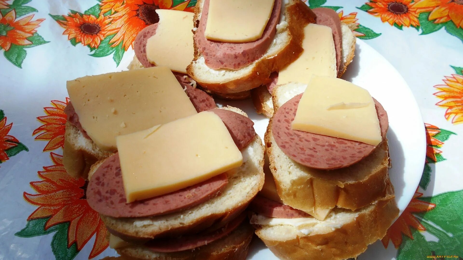 Чай сахар колбаса сыр хлеб. Бутерброд с колбасой. Бутерброды колбаса сыр. Бутерброд с маслом и колбасой. Хлеб с колбасой и сыром.