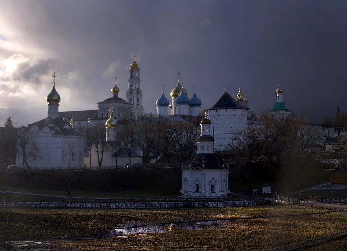 Версаль сергиев посад ночной. Архондарик Лавра Троице-Сергиева. Архондарик Сергиев Посад. Пасмурный Сергиев Посад. Сергиев Посад ночью.