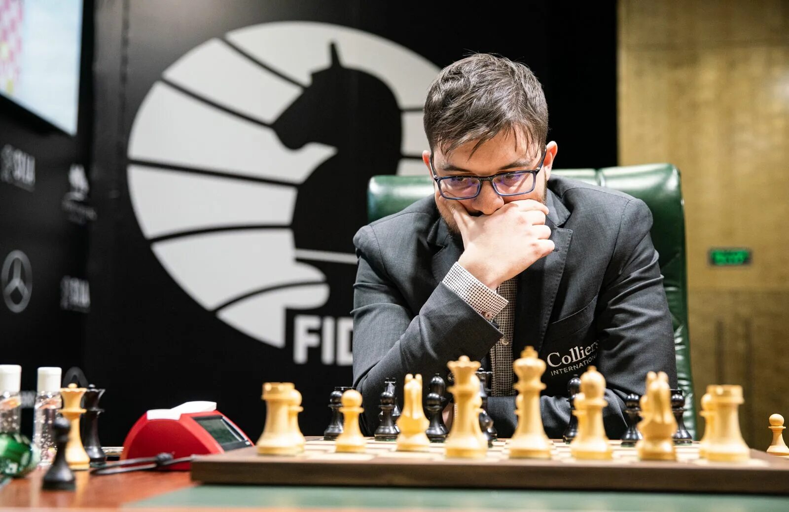 Флаг россии и шахматы. Шахматы поле. Международные шахматы. Хахуцкий серафим шахматы. Анатолий карпов шахматист.