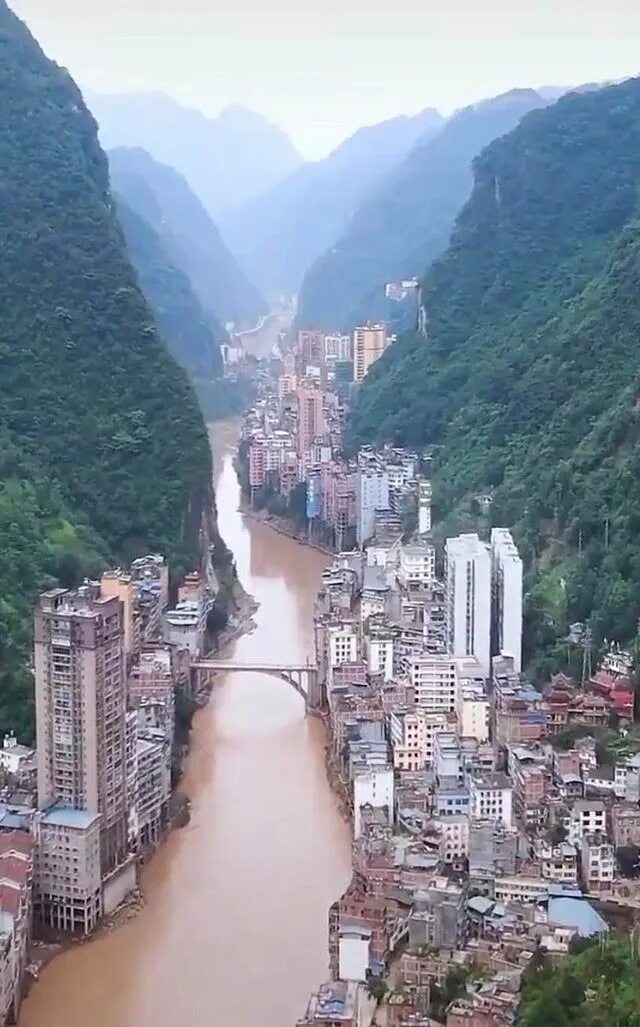 Город на горе в китае. Река Янцзы Шанхай. Чжаотун Юньнань. Чжаотун, Юньнань, Китай. Узкий город в провинции Юньнань Китай.