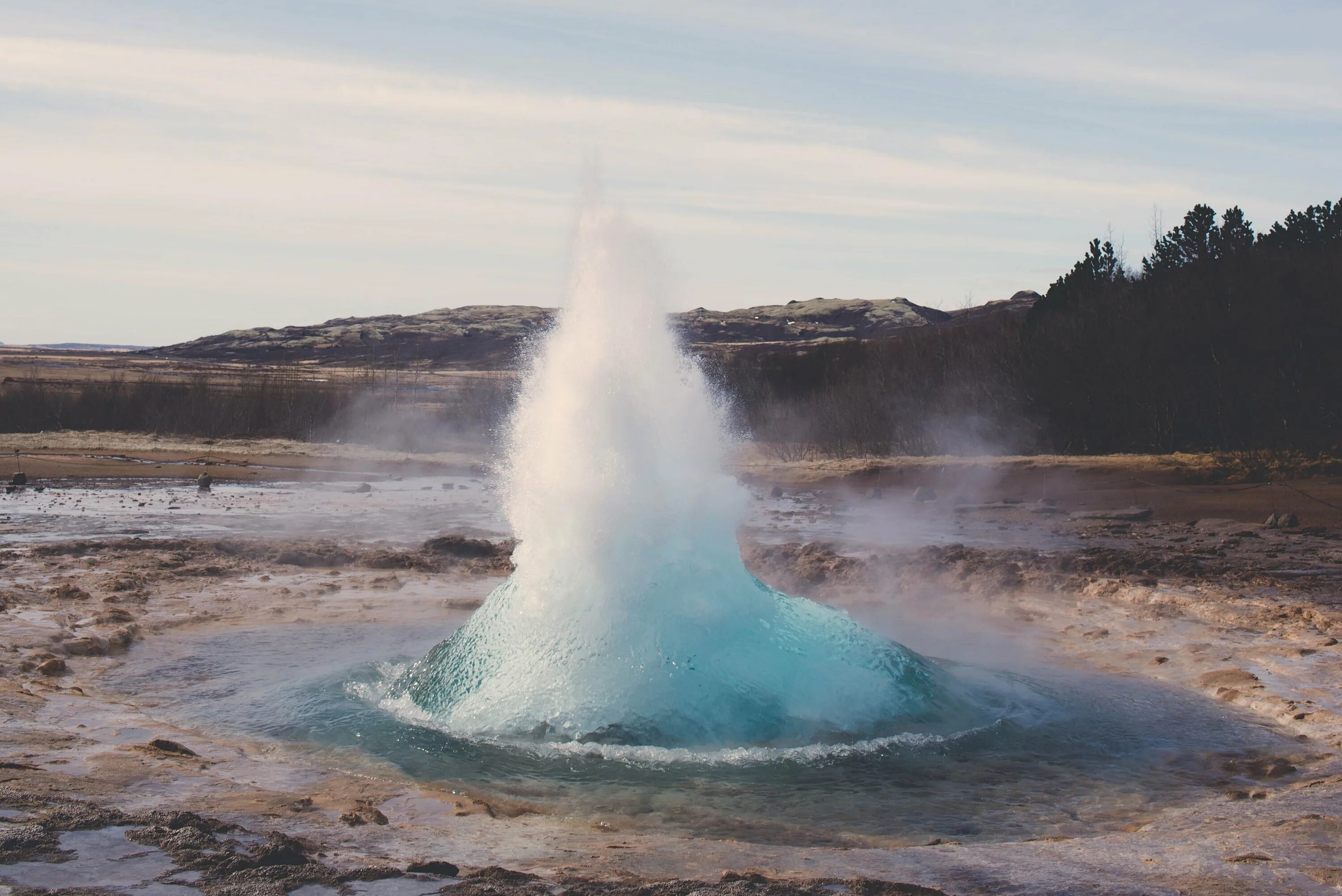 Кипящий воздух. Долина гейзеров Исландия. Великий Гейсир Исландия. Термальные источники Йеллоустоун. Гейзер Строккур.