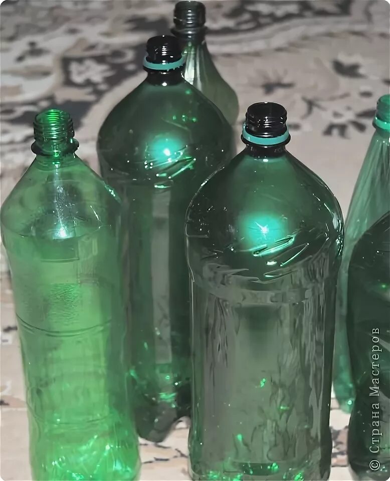 Вытянутые бутылки. Смятые пластиковые бутылки. Зеленая пластиковая бутылка. Зеленая пластиковая бутылка. Пустая пластиковая бутылка.