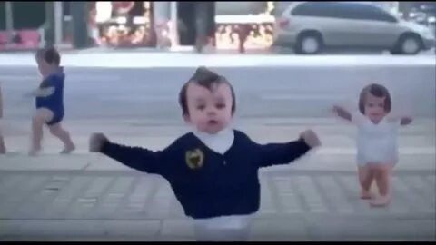 Маленький танцует на улице