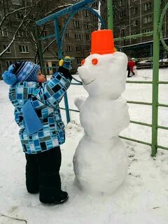 Снеговик во дворе