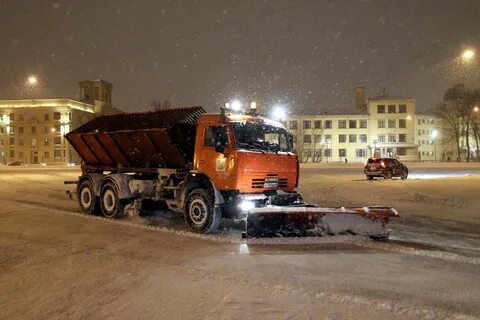 Грузовик снега