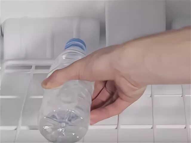 Бутылка с водой в морозилке. Бутылка в морозилке. Бутылка для воды с охлаждением. Бутылка в морозилке. Замороженная вода в бутылке.