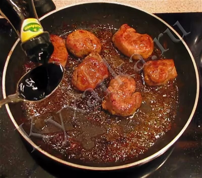 Свиной шашлык на сковороде. Шашлык из свинины с уксусом и луком. Свинина при жарке. Свинина на сковороде с луком. Свинина на сковороде с луком.