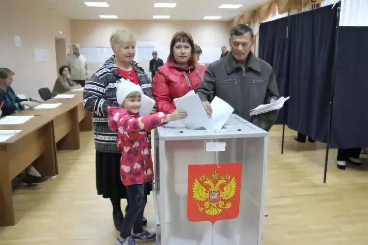 Районы голосуют. Голосующий гражданин в костюме. Выборы губернатора белгородской области 2021. Выборы губернатора белгородской области логотипы. Районы голосуют.