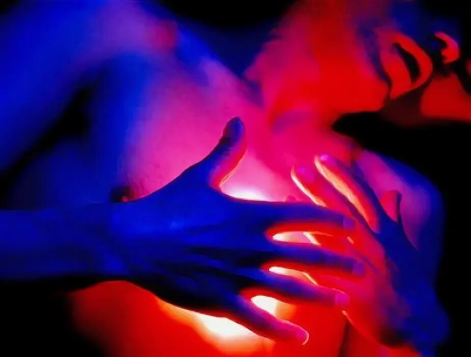 Давит сердце ночью. Неприятные ощущения. Боль в сердце canva. Боль в сердце при стрессе. Давит сердце ночью.