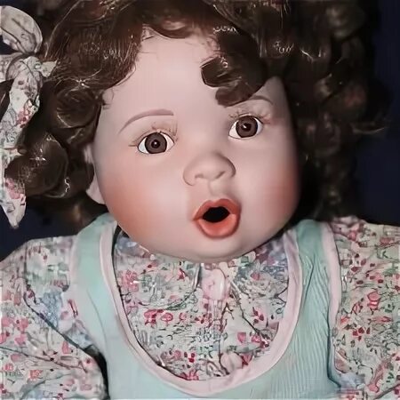 удивленная кукла