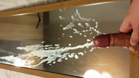 Pokaz slajdów spermą na ręcznej robocie w lustrze.