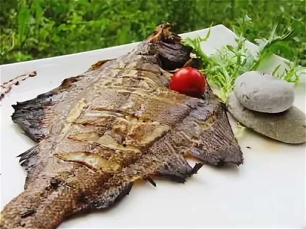 Камбала на мангале на решетке