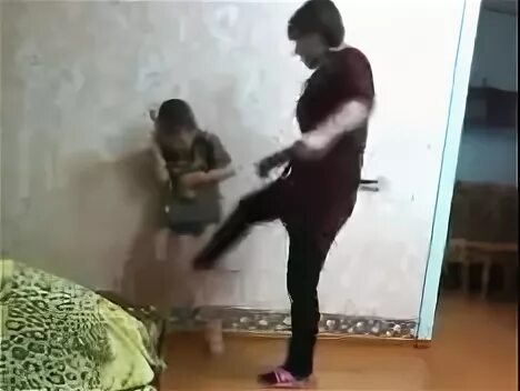 Видео там где бьют детей. Ремень для детей. Физическое наказание детей. Видео там где бьют детей. Видео там где бьют детей.